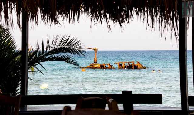 Da 40 anni affiora dal mare degli Alimini:  il romantico relitto della nave Dimitrios